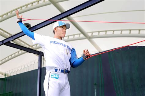 【日本ハム】ドラフト1位の二刀流ルーキー・矢沢宏太が初ブルペン、新庄剛志監督も駆けつけた スポーツ報知