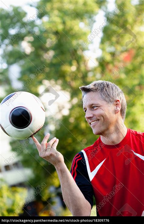 Soccer Player Balancing Ball Lizenzfreies Foto 18309776