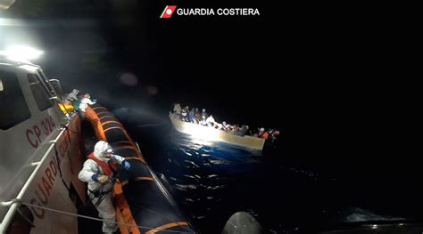 Migranti Barcone Soccorso Dalla Guardia Costiera In Acque Sar Maltesi