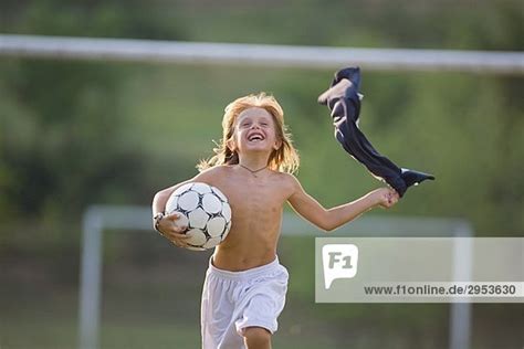 Fußball Boy ausgeführt mit nacktem Oberkörper