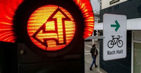 Beschilderung im April Wien 150 weitere Rot Abbiege Ampeln für