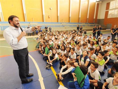 Alunos E Docentes Da Escola Do Sesi Recebem Mochilas Dourados News