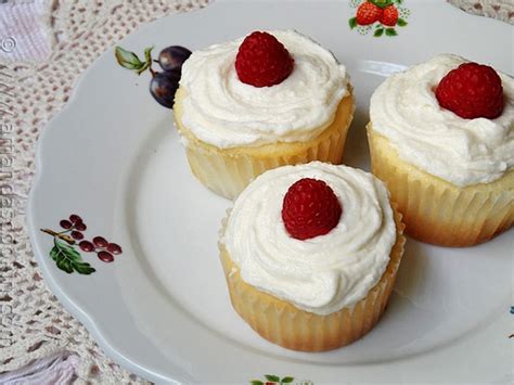 Raspberry Filled White Chocolate Buttercream Cupcakes Amanda S Cookin