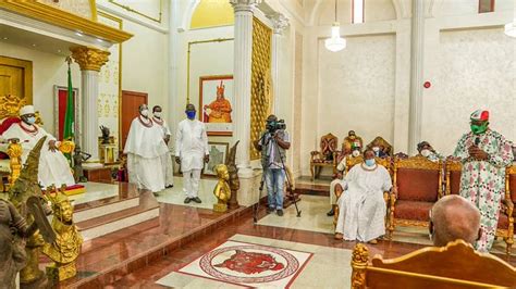 Obaseki Booed At Oba Of Benins Palace Video Politics 3 Nigeria