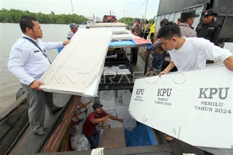 Distribusi Logistik Pemilu Ke Daerah Terpencil Dumai Antara Foto