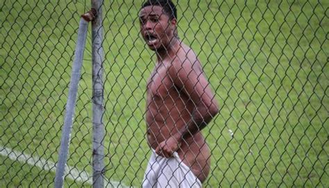 Jogador fica pelado em comemoração de gol do acesso ao Cariocão