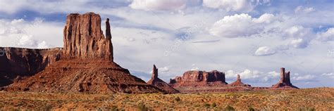 Sandstone buttes, mesas and spires in Monument Valley — Stock Photo ...