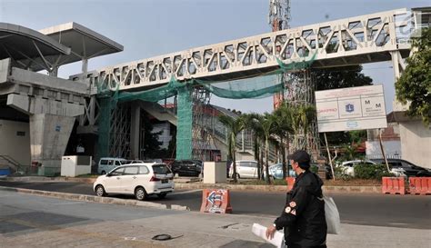 FOTO Pembangunan Skybridge Stasiun LRT Halte Transjakarta Velodrome