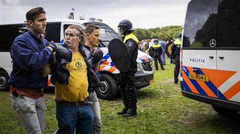 Den Haag Hunderte Festnahmen Nach Protesten Gegen Corona Auflagen