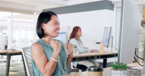 éxito Mujer Asiática Y Celebración En La Computadora En El Cargo Por