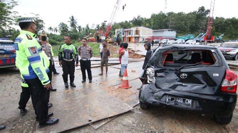 Kecelakaan Maut Di Balikpapan Korban Lagi Berhenti Di Bahu Jalan Lalu