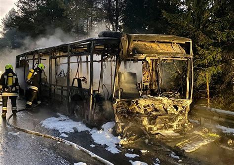 Paura All Alba Un Autobus Avvolto Dalle Fiamme FOTO E Ci Sono Due