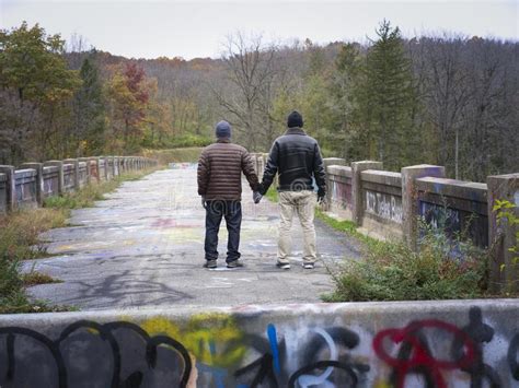 Los Hombres Juntan Llevar A Cabo Las Manos En Ropa Del Invierno En Un