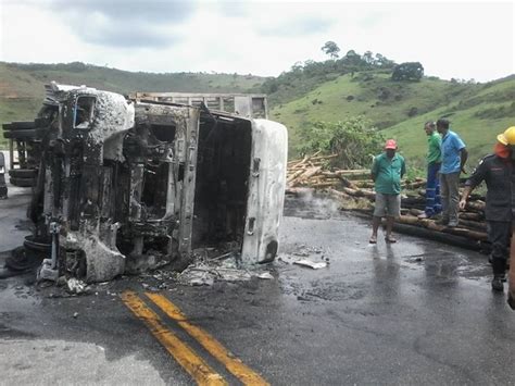 G1 Duas Carretas Carregadas De Eucalipto Tombam Na Rodovia MG 418