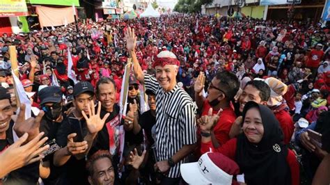 Foto Baju Kampanye Ganjar Garis Lurus Hitam Putih Tim Prabowo Subianto