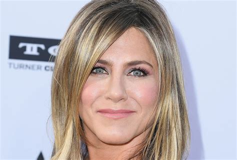 Jennifer Aniston Reveals Her Favourite Lip Liner | BEAUTY/crew