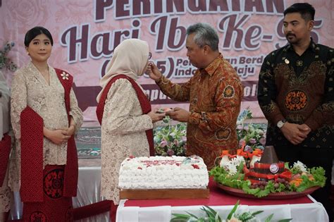 Bupati Dan Wakil Bupati Lutim Hadiri Peringati Hari Ibu Ke Di Gedung