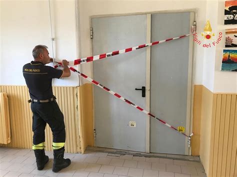 Infiltrazioni D Acqua In Scuola Media A Catanzaro Intervengono Vigili