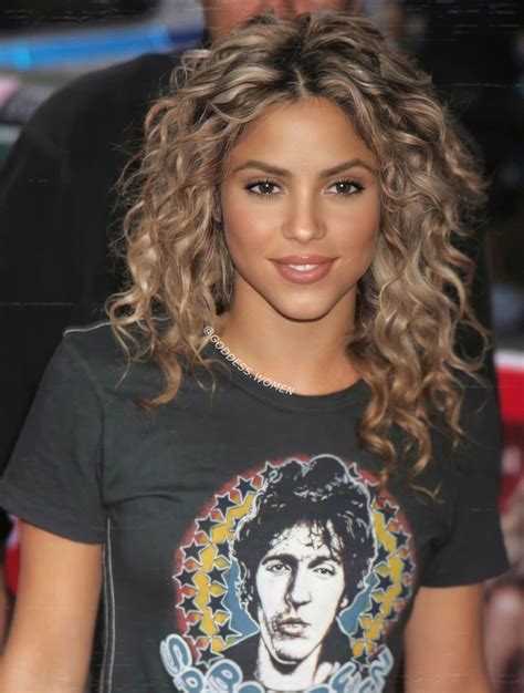 Shakira Highlights Curly Hair Shakira Hair Layered Curly Hair