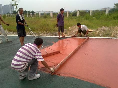 壹诺领跑混合型塑胶跑道厂家混合型喷颗粒塑胶跑道施工建议指南基础