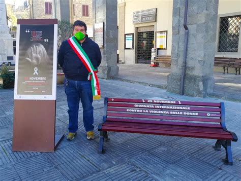 Castel Focognano Una Panchina Rossa Simbolo Della Lotta Contro La