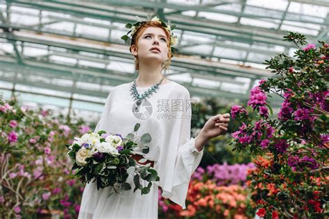 穿着白裙子和花圈的年轻美女在植物园中盛高清图片下载 正版图片502744172 摄图网