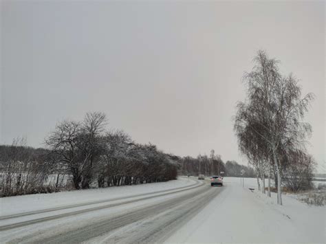 Opady śniegu paraliżują drogi w regionie Bardzo trudne warunki Radio