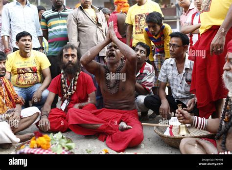 Dhaka Bangladesh 13th Apr 2016 Bangladeshi Hindu People Worshipping