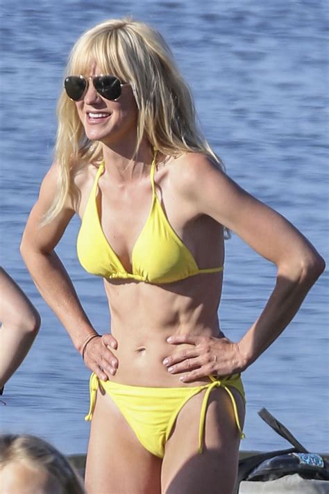 Anna Faris Shows Off Her Fit Figure In Tiny Yellow Bikini On Overboard Set See The Pic