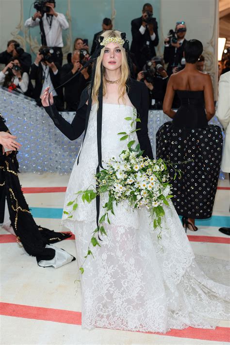 The Sweet Story Behind Elle Fannings Fresh Daisy Crown For The Met