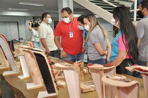 Desfile marca certificação da primeira turma de produção de biojoias de