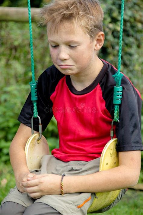 Menino Pre Adolescente Triste Que Senta Se Fora Foto De Stock Imagem