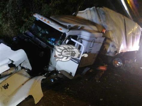 Tr Iler Choca Contra Puente Peatonal En El Bulevar Banderilla En Xalapa