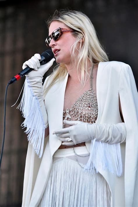 Natalie Bergman Nude Tits While Performing Scandal Planet