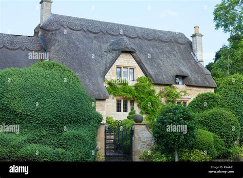 Garden Hedge Uk Cottage Hi Res Stock Photography And Images Alamy