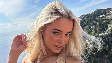 Livvy Dunnes Bandeau Bikini Top Selfie Shows Her Sunbathing In Florida