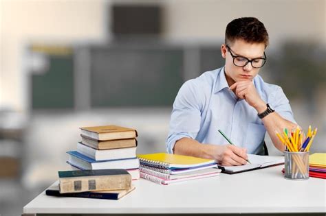 Menino Bonito Adolescente Estudando Sobre O Fundo Foto Premium