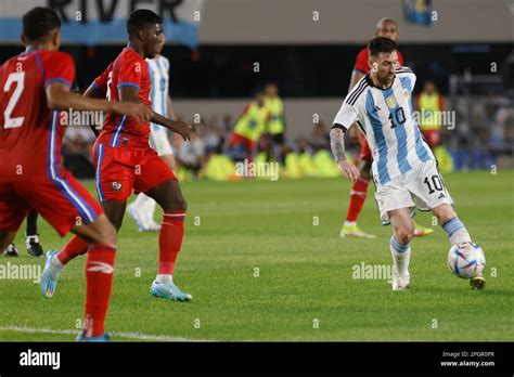 Lionel Messi Passe Le Ballon Banque De Photographies Et Dimages