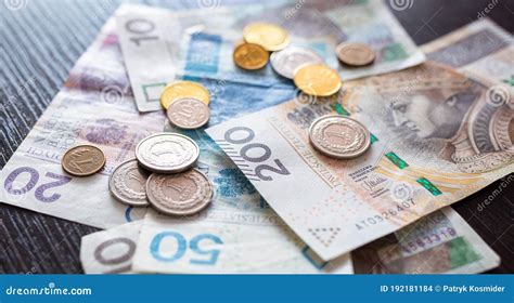 Stapel Av Polska Zloty Sedlar Och Mynt Arkivfoto Bild Av Finans