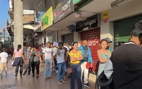 Decenas De Ciudadanos Hacen Fila Fuera Del Registro Civil Machala Para