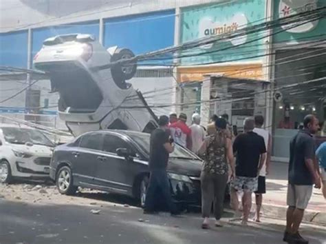 Carro Atingido Por Caminhonete Que Caiu De Garagem Roubado Horas Depois