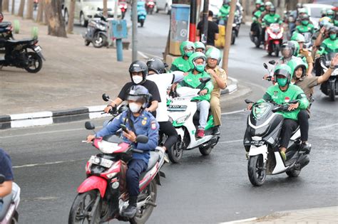 Gunakan Ojol Grab Wali Kota Danny Terobos Hujan Ke Lokasi Kegiatan