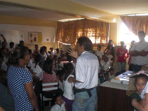Entrega de Útiles Escolares a los Niños de la Escuela Argelia Laya ...