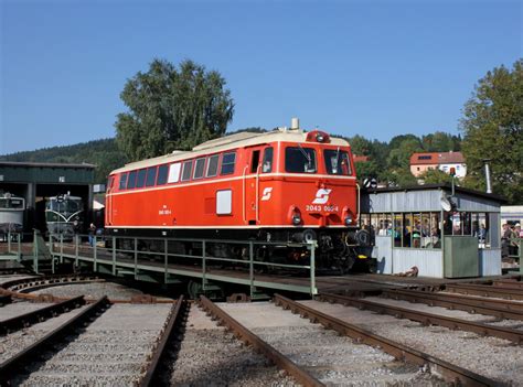 Die 2043 005 am 28.09.2013 auf der Drescheibe im Ampflwanger Museum ...