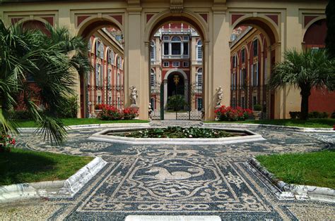 Il giardino che circonda Palazzo Reale è una meravigliosa terrazza