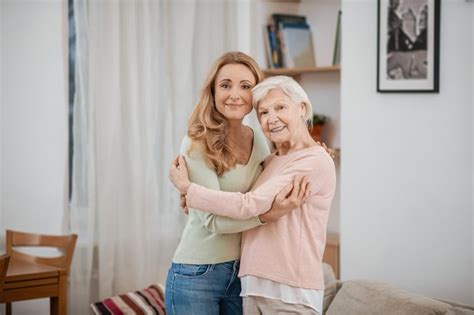 Feliz hija y madre abrazándose Foto Premium