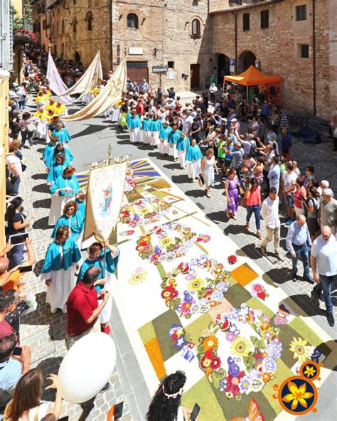 L Infiorata Di Spello Un Antica Tradizione Che Si Rinnova Per Il