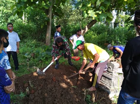 Wujud Kepedulian Babinsa Koramil Karangan Bantu Prosesi