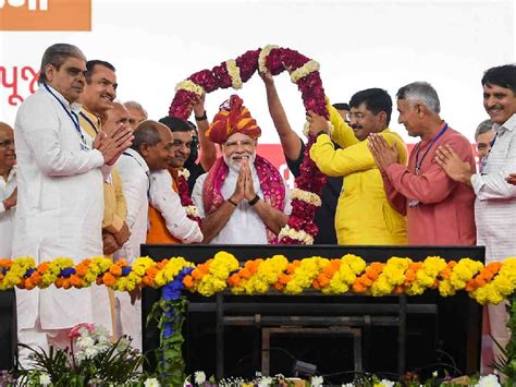 In Pics: PM Modi visits Ambaji, performs aarti at temple | India Images ...