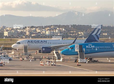 Un Nuevo Avión Airbus A320neo Con El Nuevo Logotipo Y Esquema De